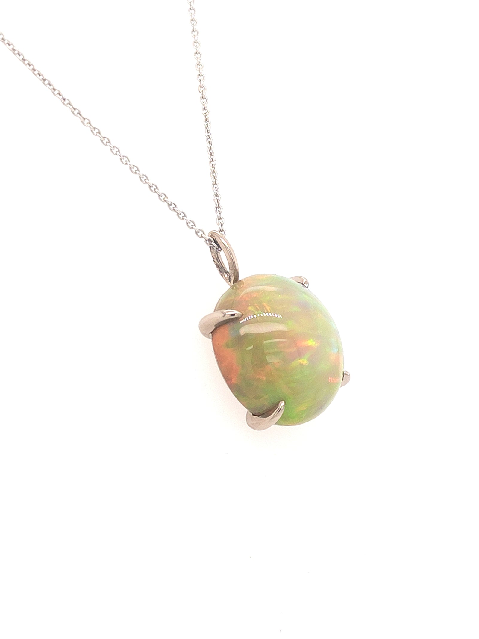 Collier en or blanc et opale noire d'Éthiopie